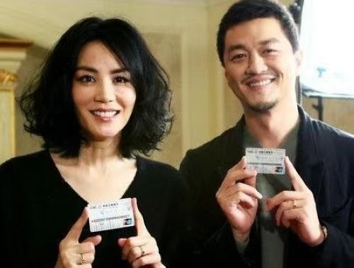 49岁李亚鹏与超模女友秀恩爱，不惧19岁年龄差，亲密像连体婴