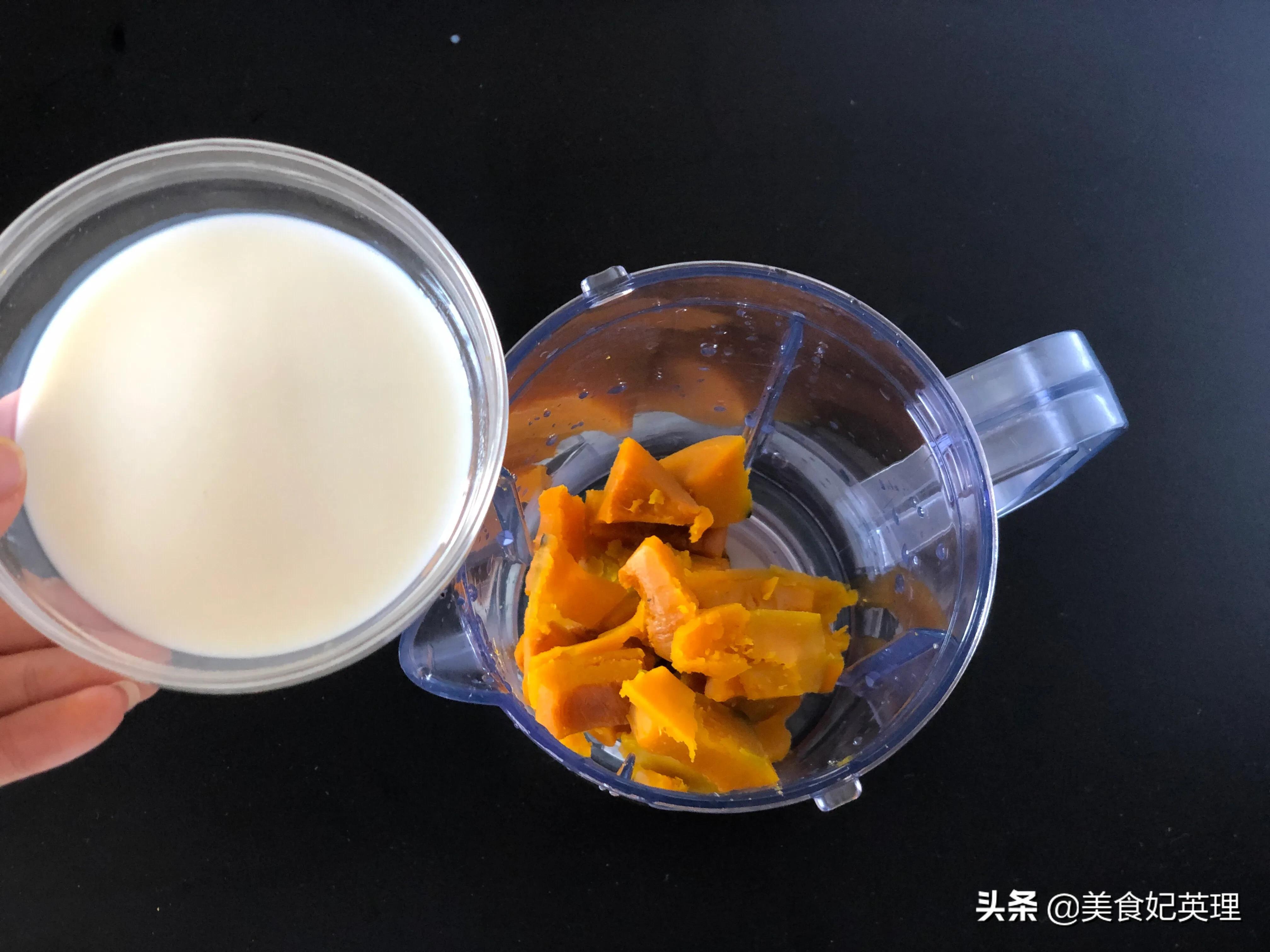 秋天就给孩子做这小零食，半块南瓜一杯牛奶，甜甜糯糯入口即化
