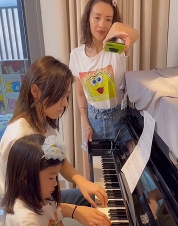 Small apple wakes wake play piano to celebrate for Zhang Ziyi unripe: Zhang Ziyi is touched so that resemble a child