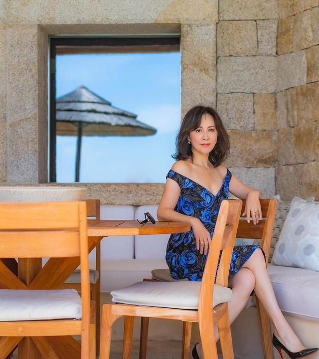 55岁刘嘉玲身材超好，穿吊带裙秀惹火身材，叉腰