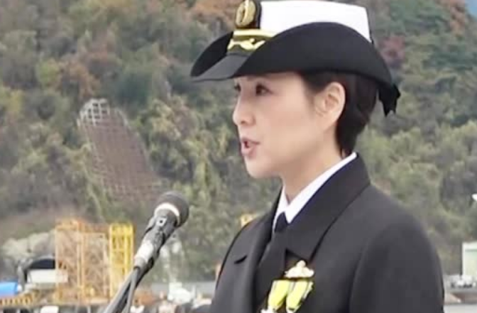 她是日本首位女性舰长，虽然已年近半百，但气质依旧飒爽