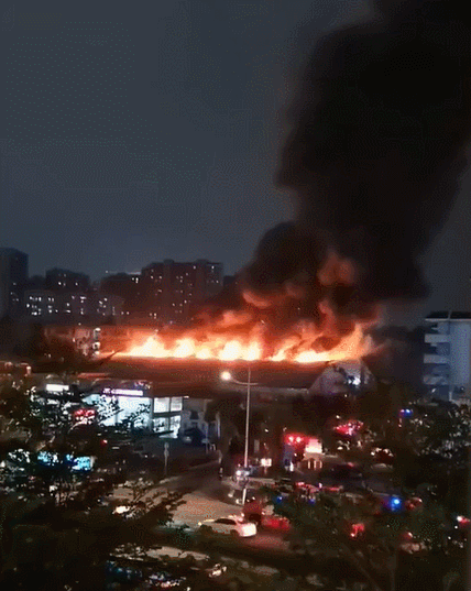 广东一4s店突发大火，蘑菇浓烟，身亡…