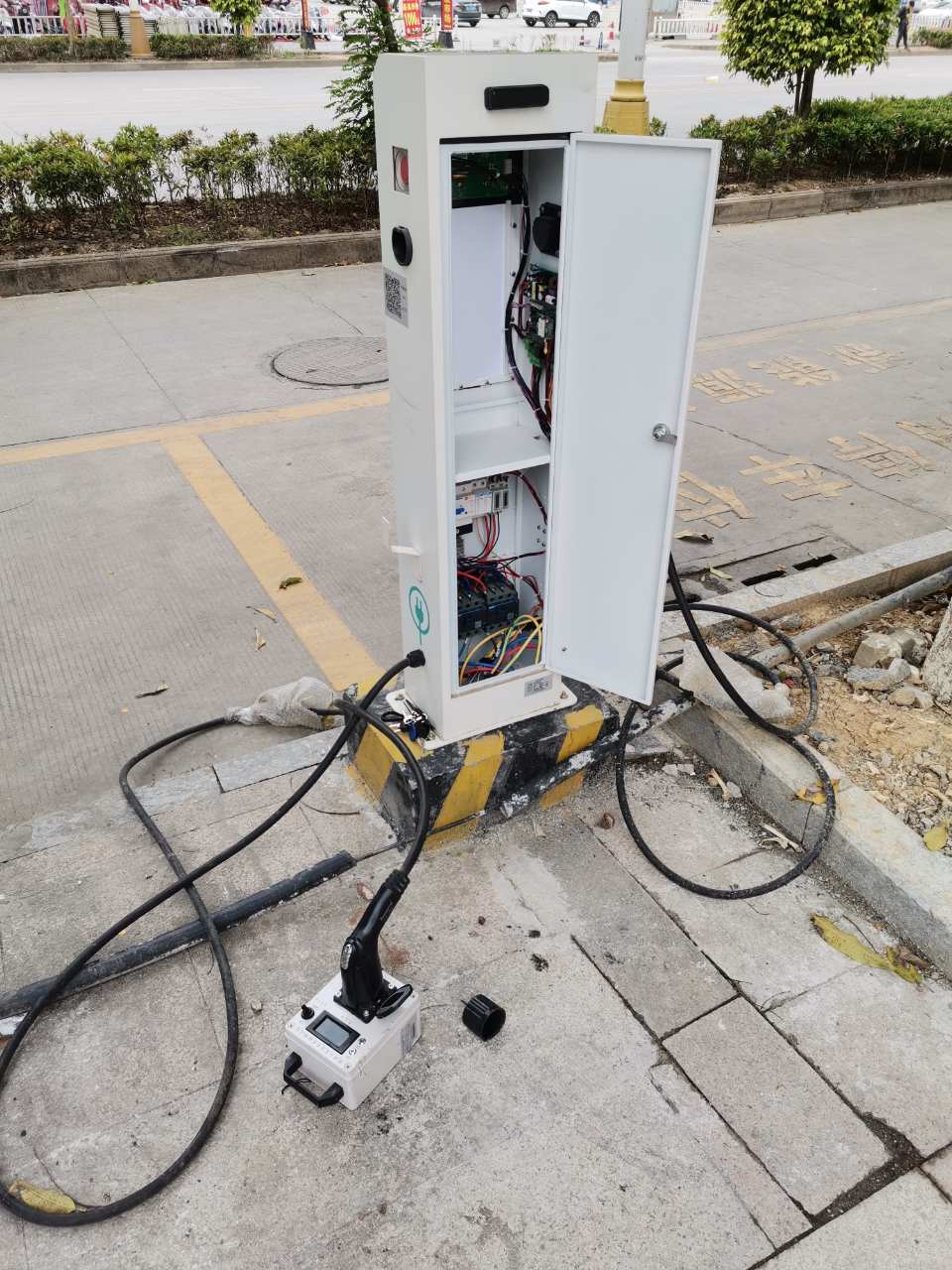 百色云鳥積極維護(hù)田東天成臻品汽車充電樁故障 助力綠色出行