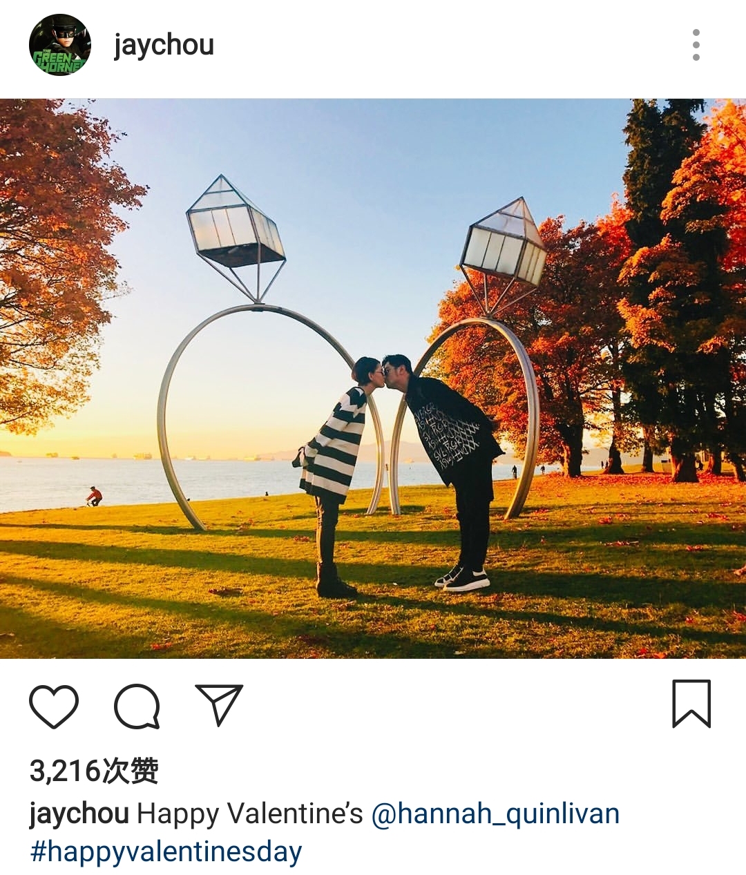 周杰伦和岳父一起过父亲节，同时向昆凌送吻，周董边亲边笑超害羞