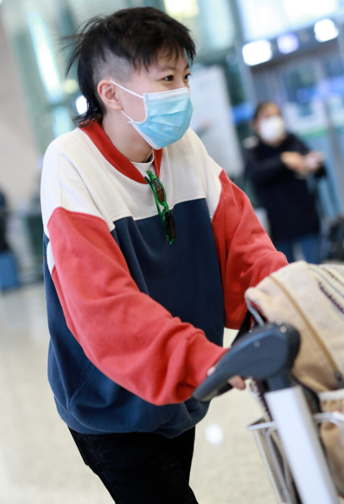 不愧是王菲女儿！24岁窦靖童终于长发飘飘，清纯