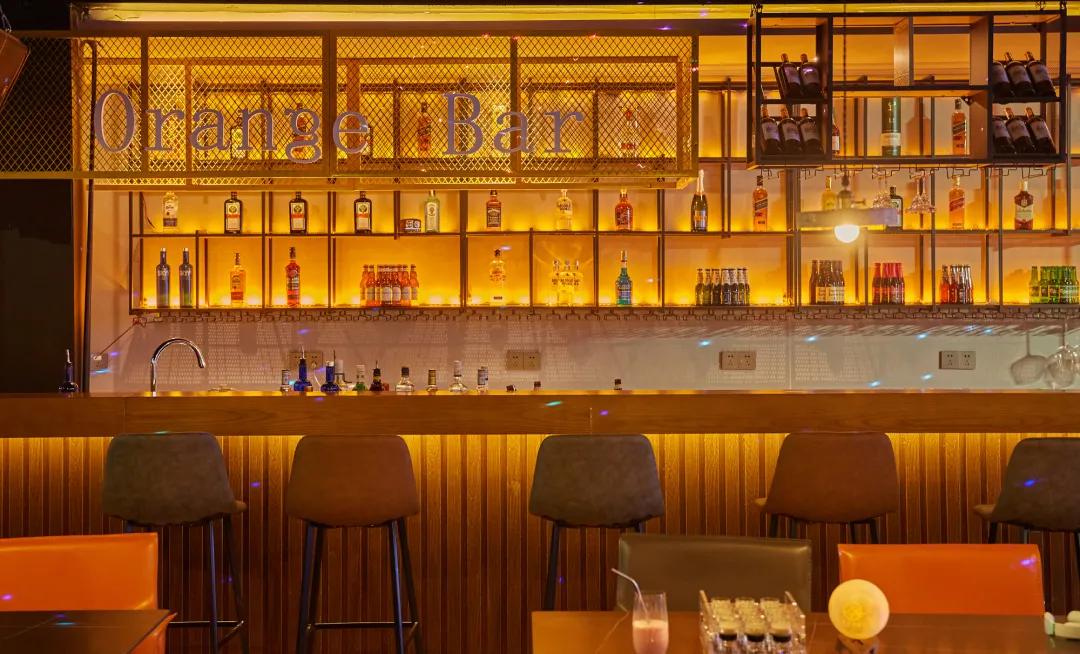 吧台设计以橙色和黄色为主,酒品齐全,价格亲民,尤以音响效果最为出色