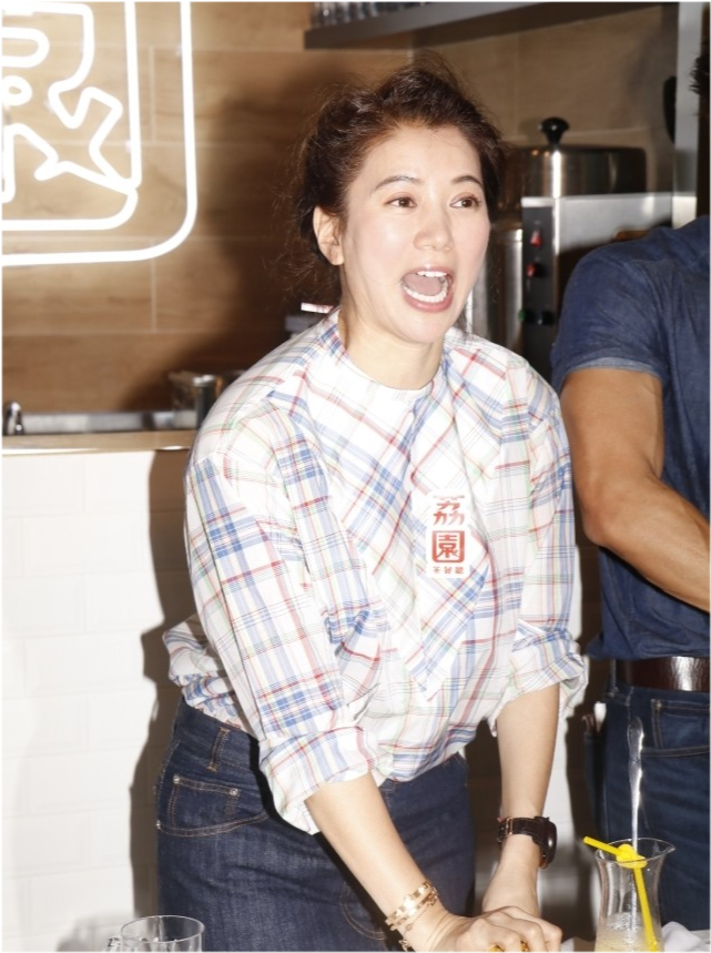 袁咏仪让儿子陪逛街，魔童身高赶上妈妈还模仿张智霖全程伺候靓靓