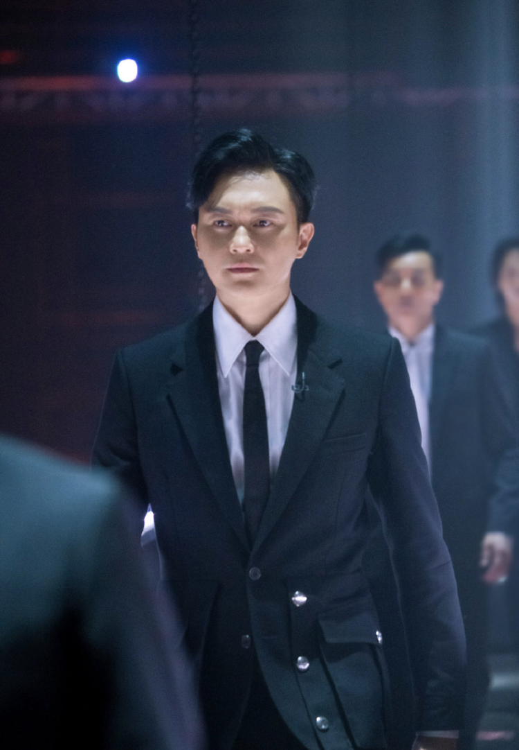 张智霖被獒犬送袁咏仪人偶，调侃很恐怖，靓靓追老公综艺犯花痴