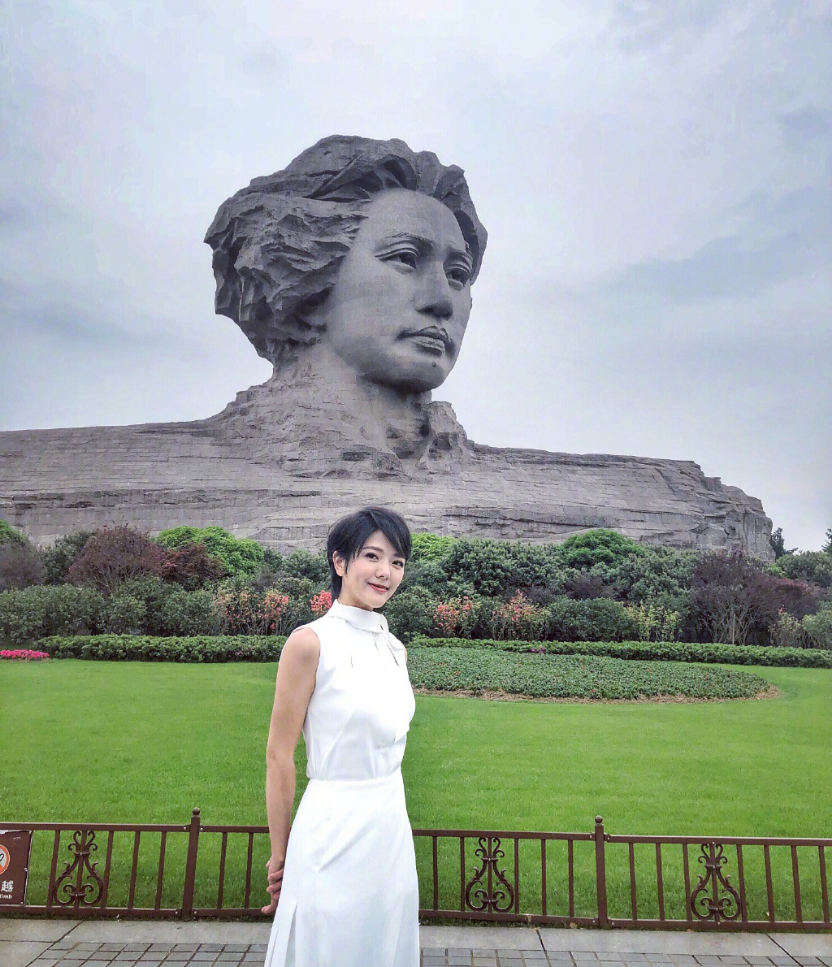 汪涵的妻子藏的真深，穿身“丝滑裙”真招摇，