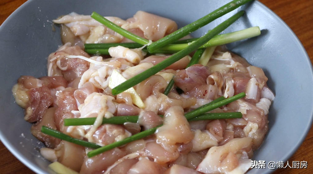 炸鸡裹面包糠不好吃，试试我这种做法，外酥里嫩，配九层塔吃着香