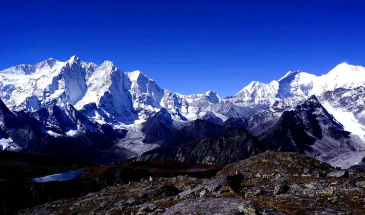 打通喜马拉雅山，将雅鲁藏布江水引入新疆，逆