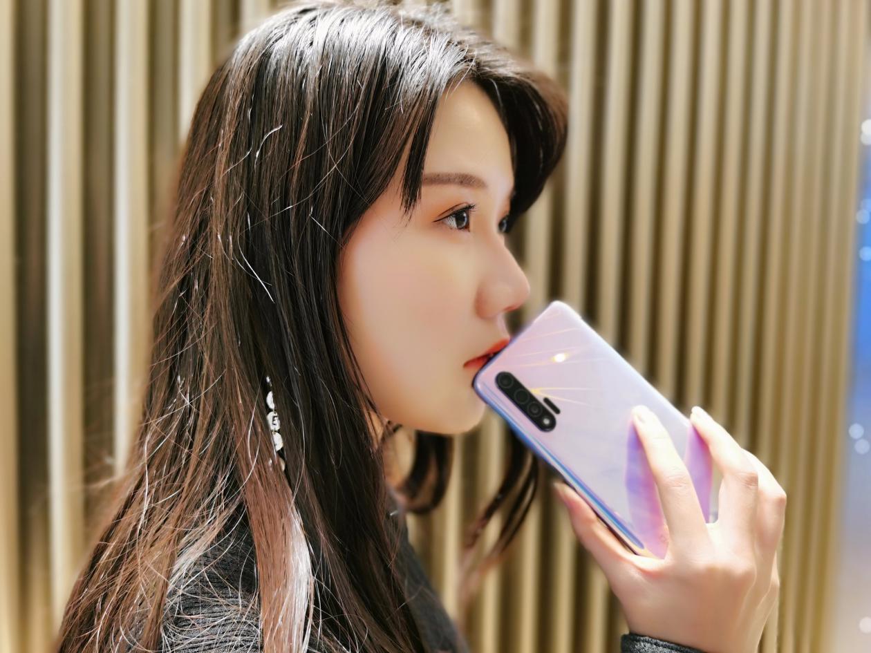 华为公司nova6 5G先发测评：第一款5G时尚潮流自拍照旗舰级，漂亮小姐姐们的最喜欢