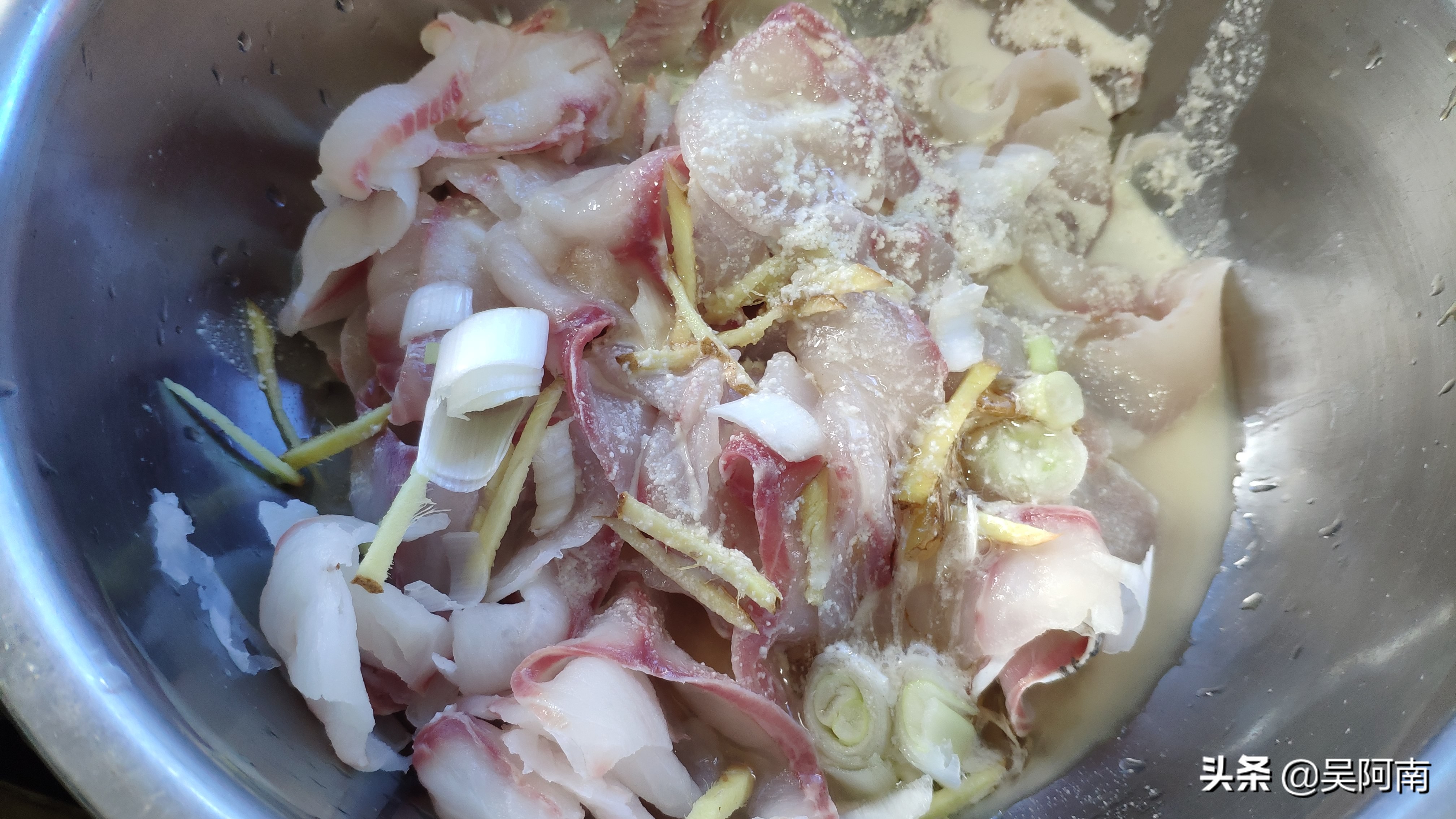 这才是酸菜鱼的正宗做法，鱼片嫩滑，汤汁酸爽，一吃就上瘾