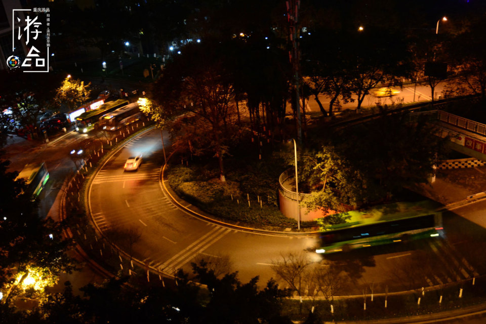 重庆七星岗观景台，紫色的江面，火红的大楼与巍峨的教堂