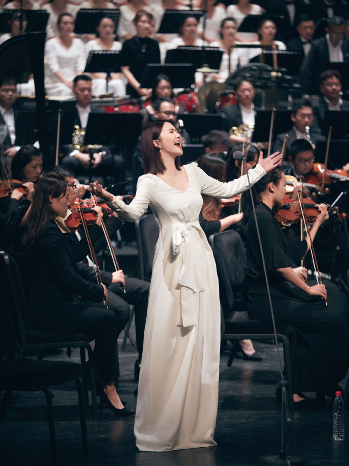 暗讽谁？谭维维发文暗讽流量歌手：我承认我羡慕流量歌手