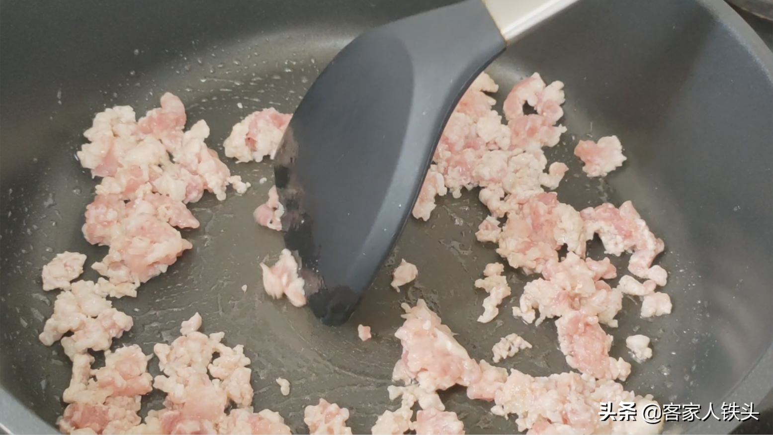 逢年过节，油豆腐不炖肉了，教你一个新鲜吃法，好吃解馋待客不错