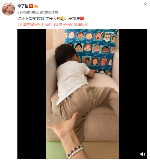 章子怡曬17個月大兒子，弟弟賣力爬沙發不服輸，還自帶配音萌翻
