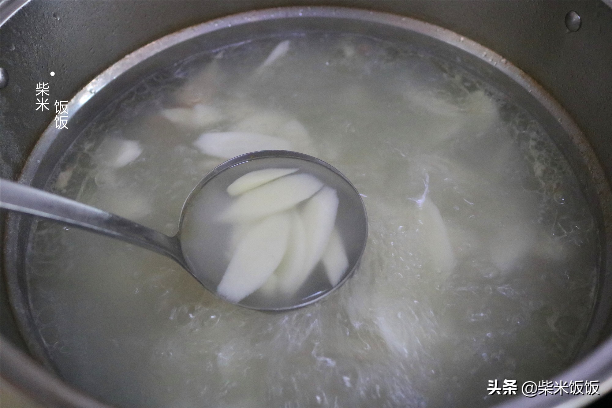 羊肉汤怎么炖？家庭做法很简单，羊汤鲜美香醇，没有腥膻味