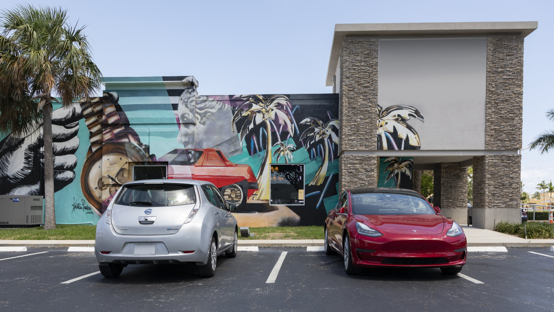 法拉利发布千万级跑车，特斯拉可以让车主自行查行驶数据