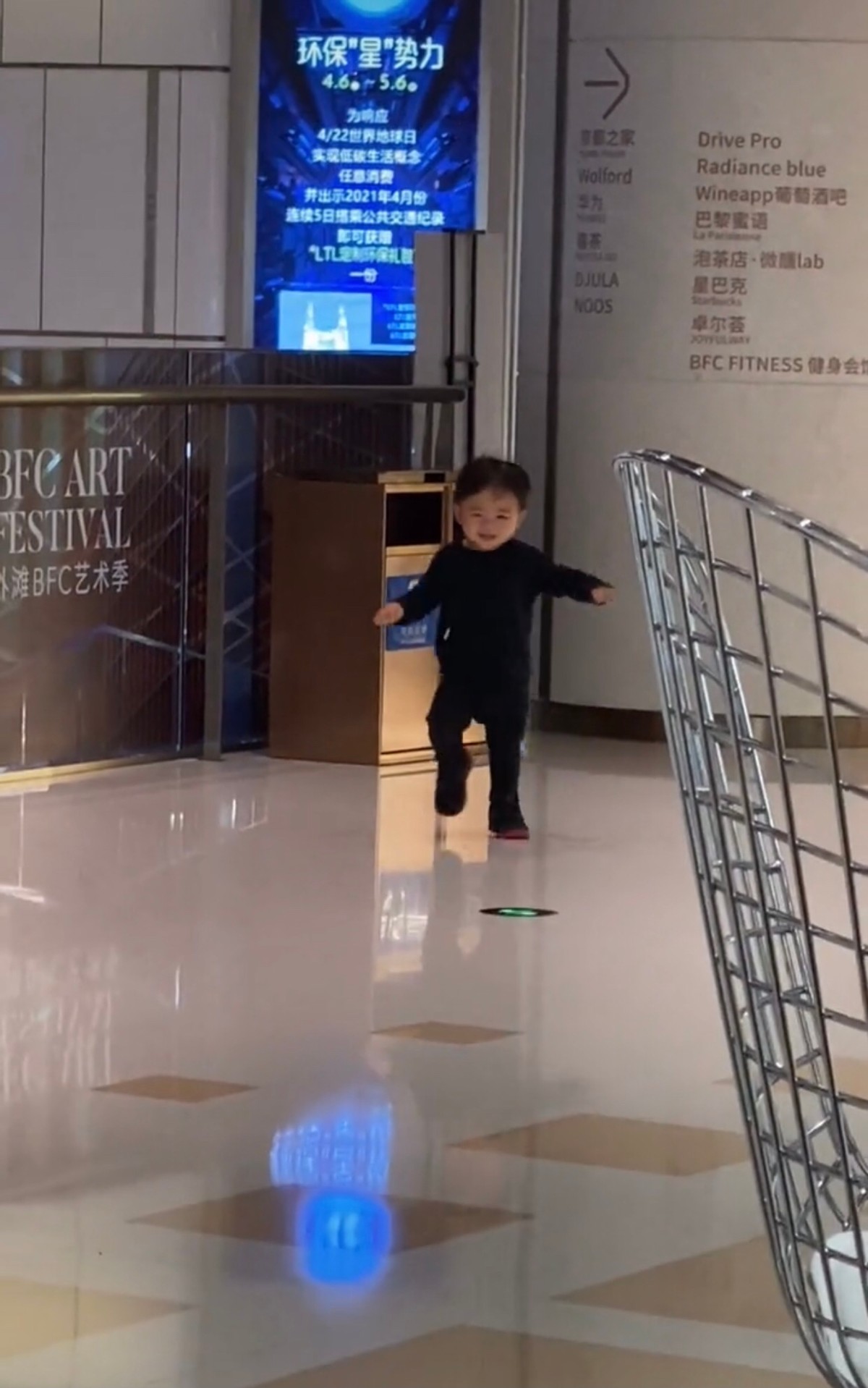 蔡少芬教兒子丟垃圾，小傢伙跪地擦地板超可愛，星二代一點不嬌氣