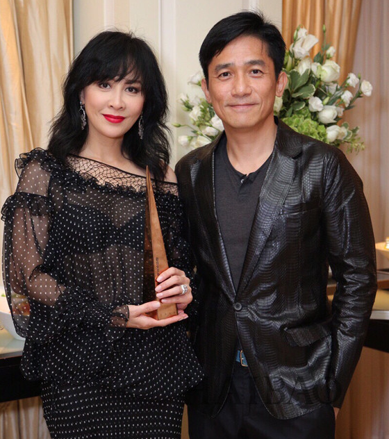 54岁刘嘉玲晨跑被拍，素颜和普通老太无差别，网