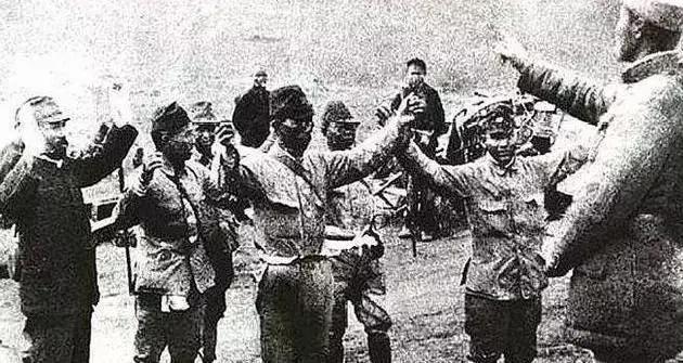 这才是“日本鬼子投降”的真实照片: 别再被电视