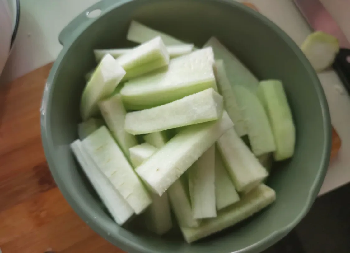 丝瓜是个好东西,超简单的炒丝瓜教学 美食做法 第3张 丝瓜是个好东西,超简单的炒丝瓜教学 美食做法 第3张