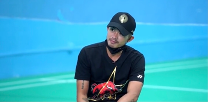 奥运冠军林丹罕露面，和大爷打球被说是新手，手臂纹身太抢镜