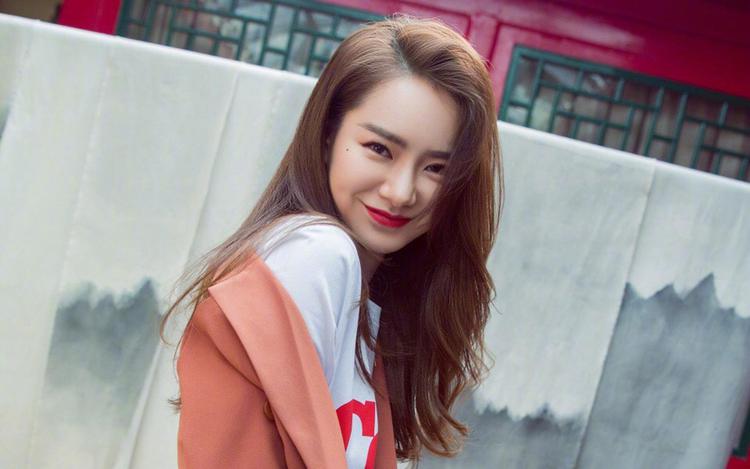 戚薇力挺杨丽萍，对无脑网友疯狂开炮：女人不