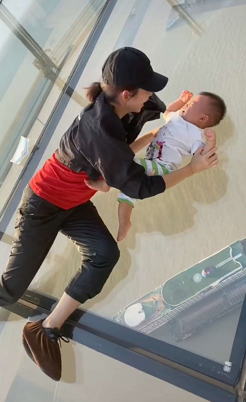 坑娃！蔡少芬让三胎儿子体验高空玻璃走廊，乐儿被吓哭表情超可怜