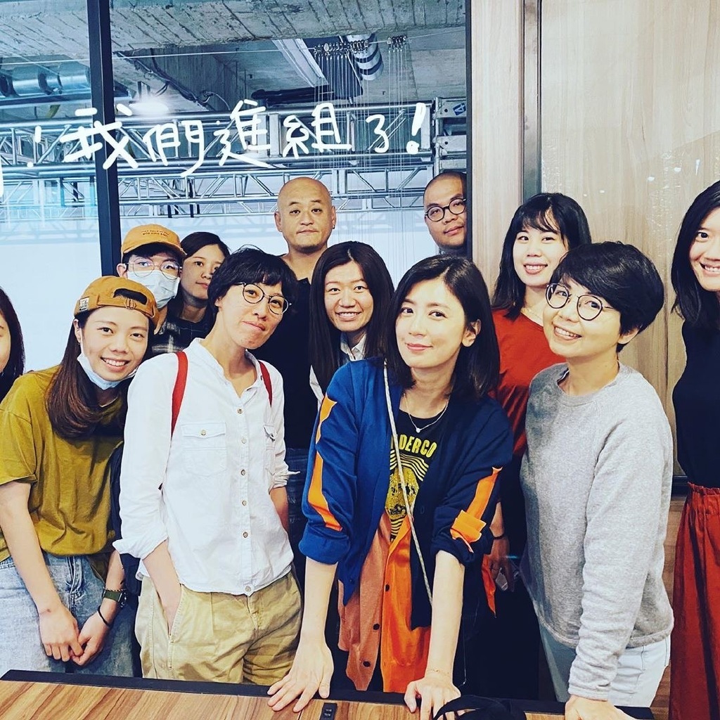 梧桐妹晒与妈妈妹妹同框，波妞戴卷发器爱臭美，贾静雯素颜仍年轻