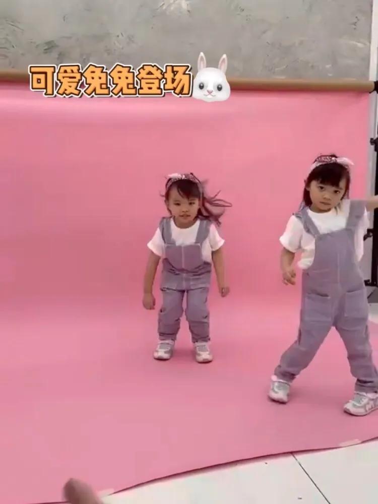 熊黛林帶雙胞胎女兒拍照，姐姐淑女範兒，妹妹活潑開朗很有鏡頭感