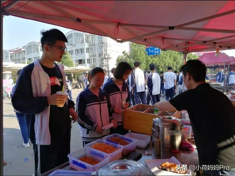 男童胃里发现一团“胶”，家长眼里的好零食，制作环境犹如垃圾场