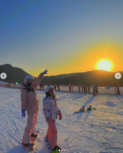 李小璐帶女兒滑雪，吐槽甜馨長太重卻抱著不撒手，母女同框超有愛