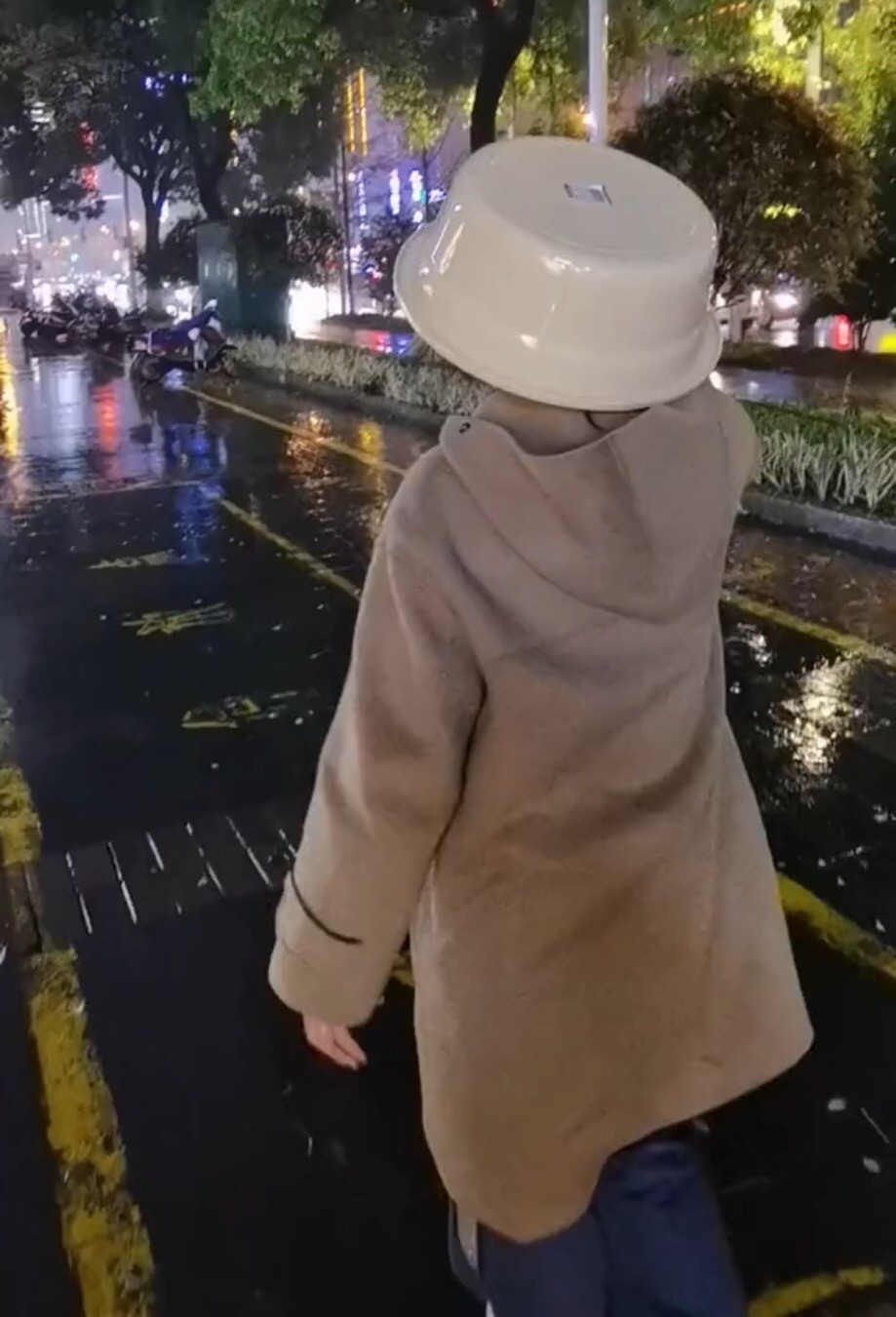 李勤勤脸盆戴头上挡雨，面色蜡黄穿着朴素，57岁仍单身独自住豪宅