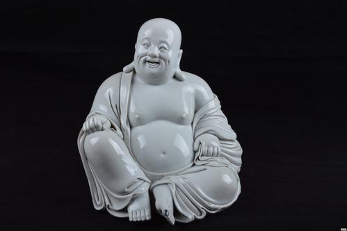 男子因与弥勒佛相似，被富婆看中带回家\"供