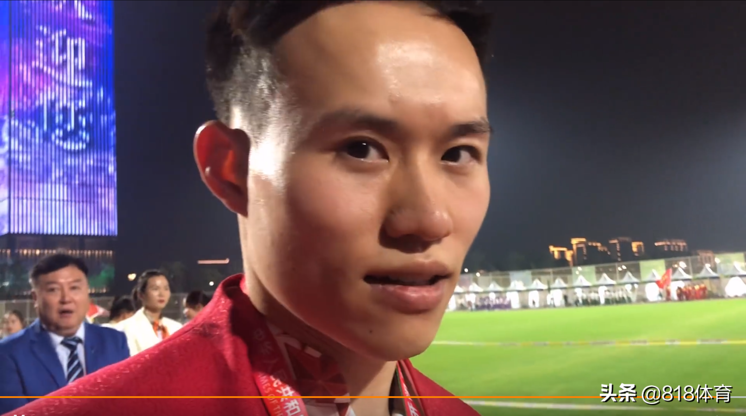 可爱!全红婵开幕式怼脸拍谢思埸,谢哥模仿何教练黑脸质问:为什么?