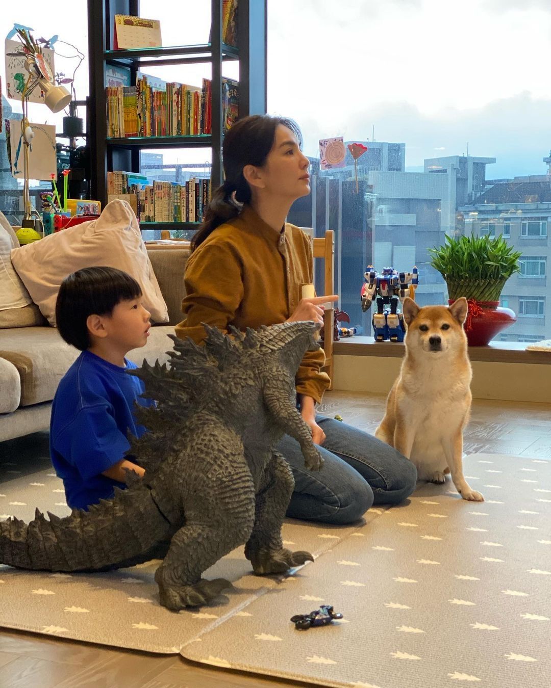 Ella與臉圓兒子看電視狗狗搶鏡，豪宅窗外景觀像城中村接地氣