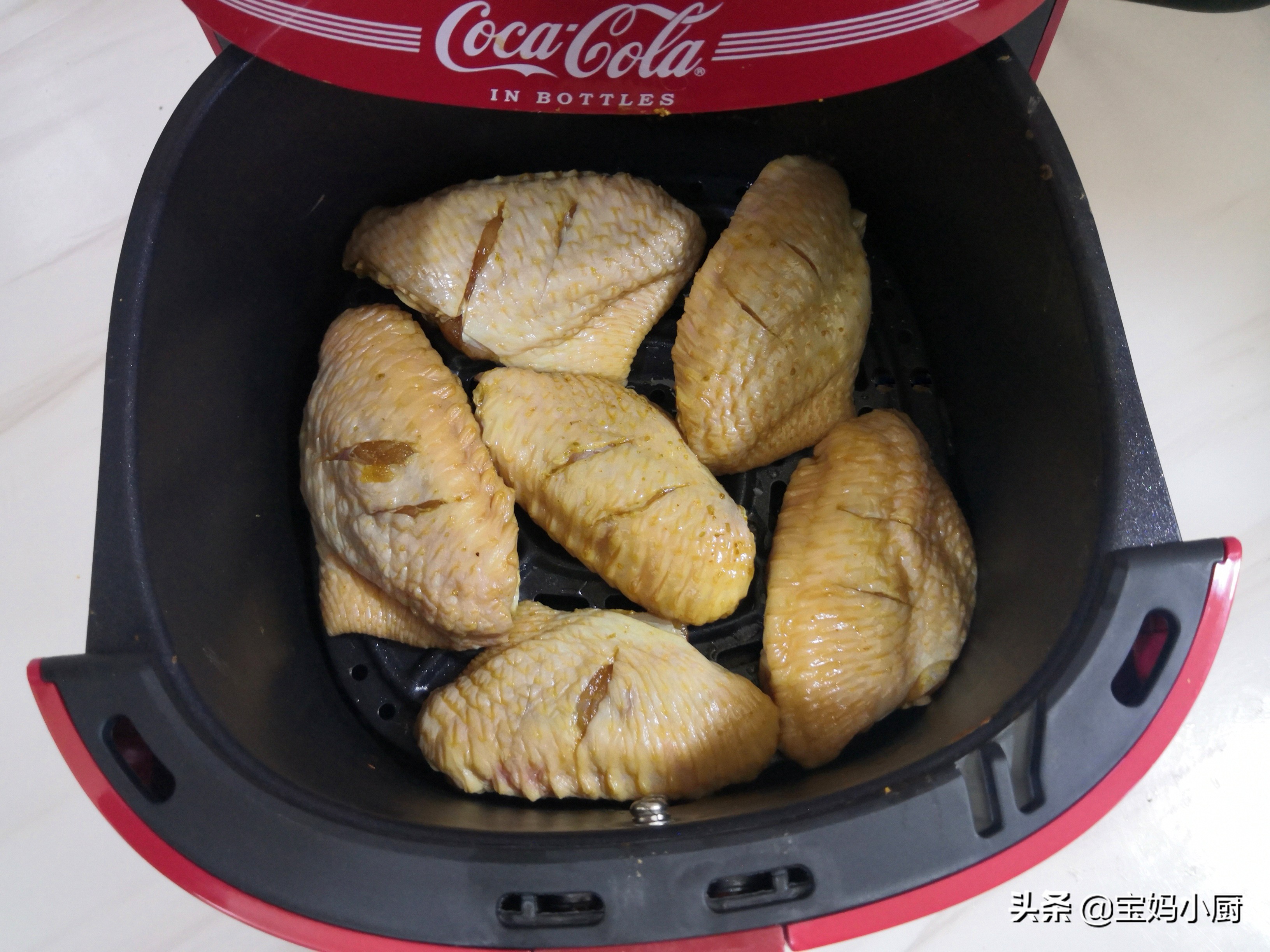 宝妈给孩子做炸鸡翅，不用一滴油，用料简单不繁琐，吃着可香了