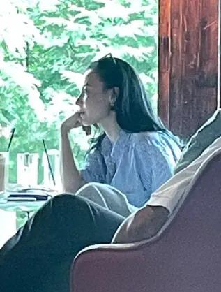 网友偶遇张柏芝大赞真人太美，高糊镜头难掩美貌，星范十足