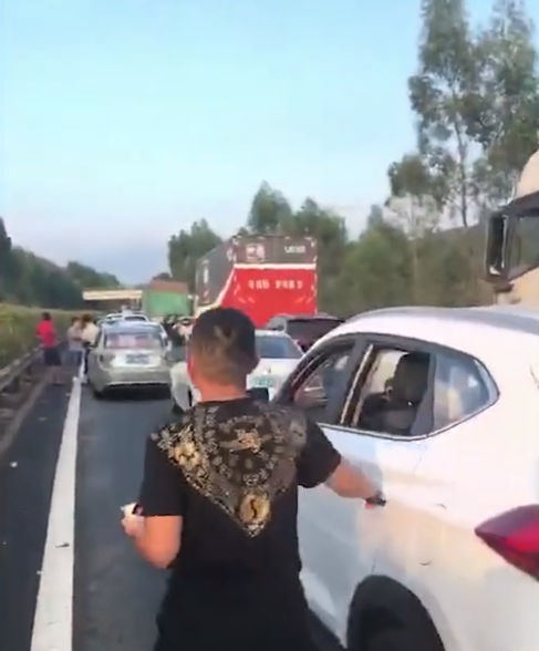 男子|高速遇堵车男子后备箱盛饭开吃 这是曾经被堵车堵到心里阴影了吗