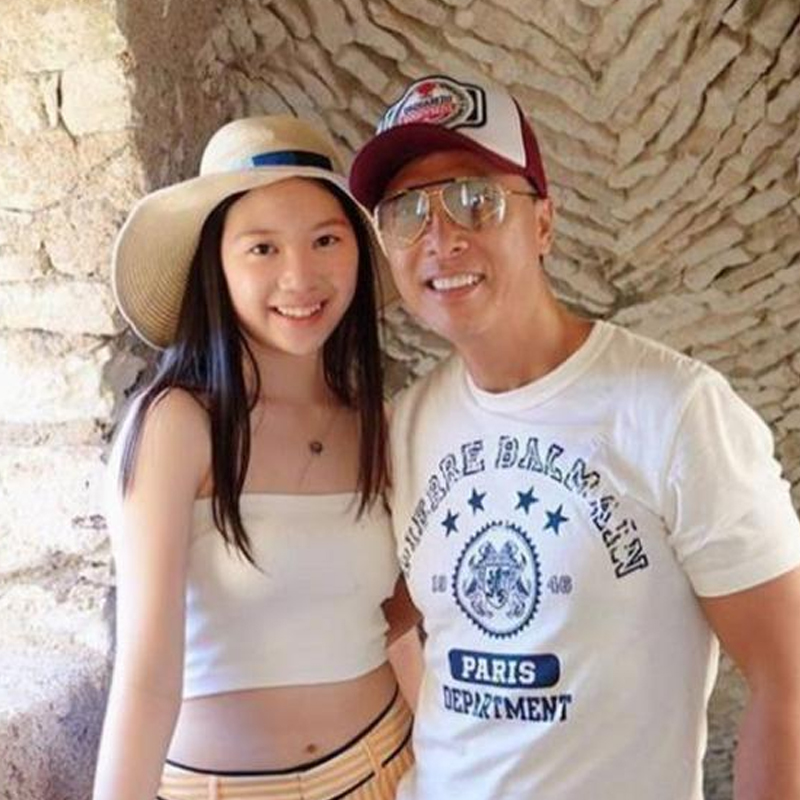甄子丹这回骄傲了，16岁女儿身高快到1米8！大长腿是遗传妈妈