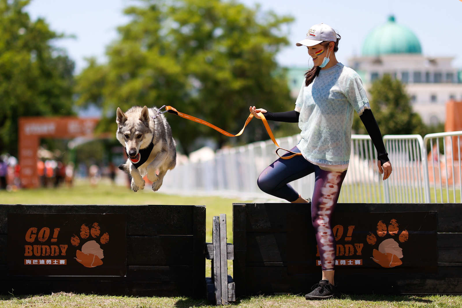 2021狗巴迪勇士赛首站登陆北京 人犬合作征战障碍赛