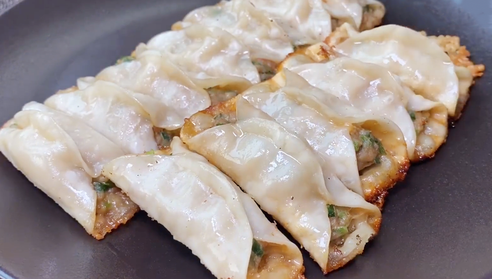 做鍋貼有人用澱粉，有人用麵粉，教你正確做法，個個酥脆好吃不膩