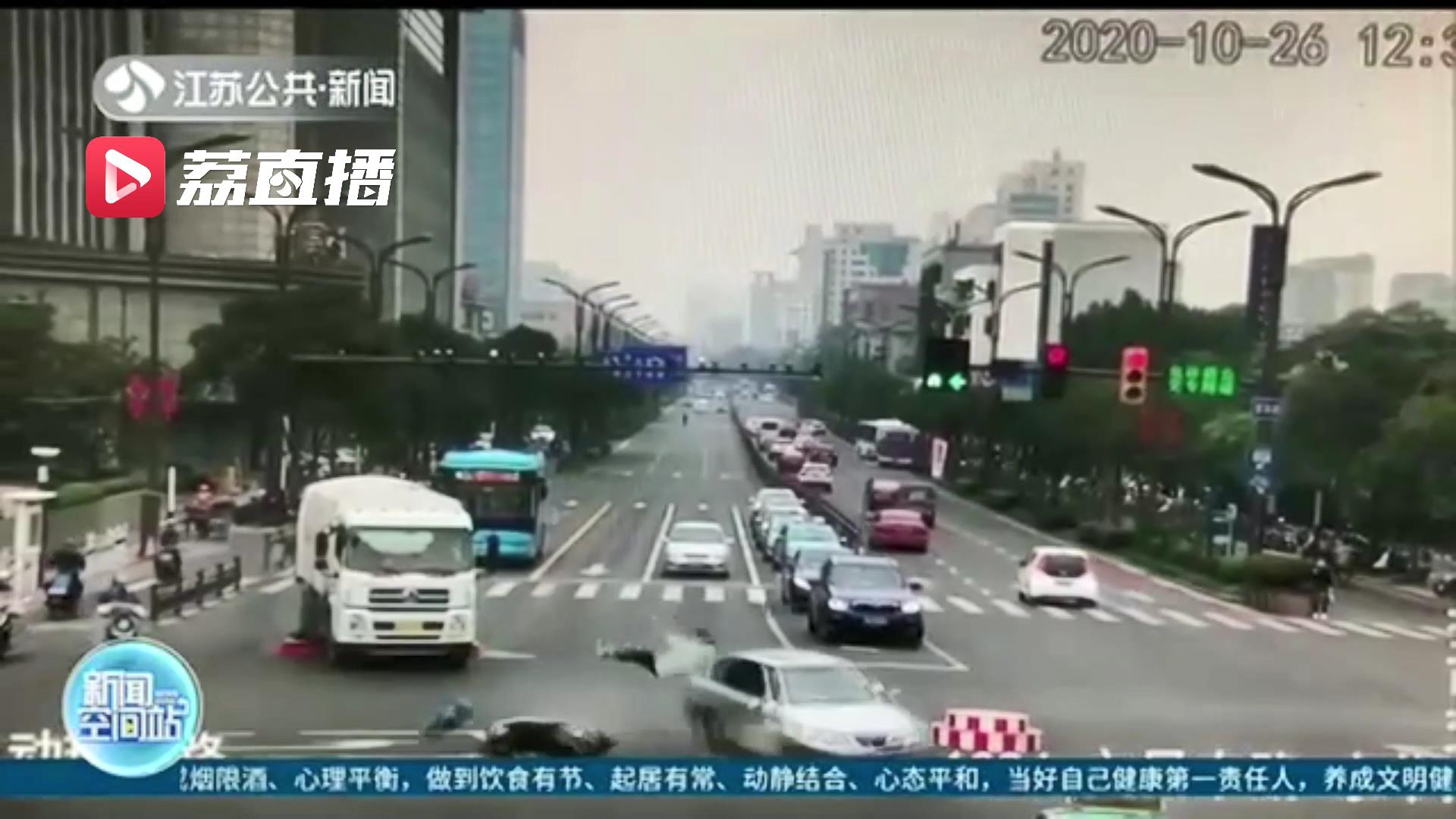 宁等三分，不抢一秒！轿车和电动车双双闯红灯，撞了