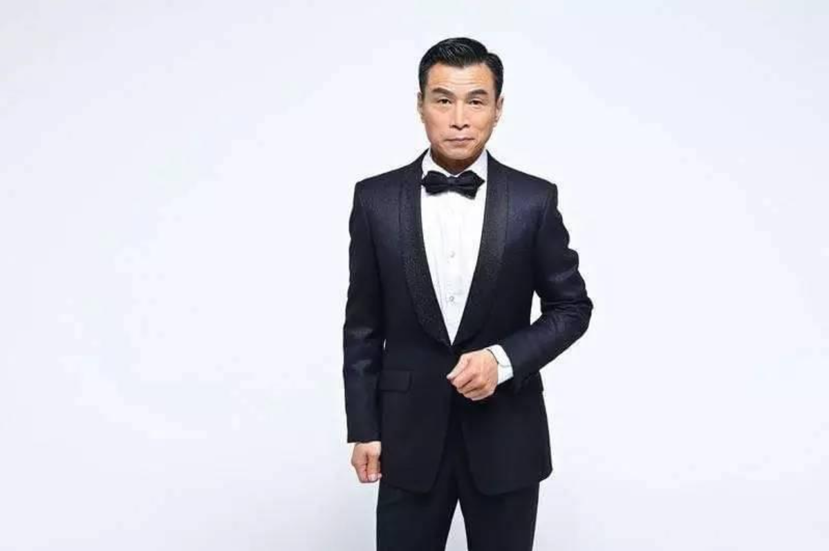 56岁影帝被骗去试镜，剃了头才发现演太监，硬是
