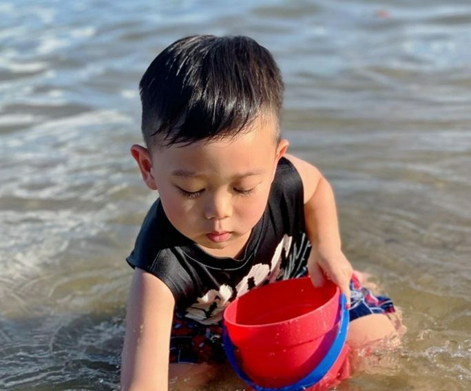 胡杏儿老公晒儿子近照，大儿子帮弟弟撑伞，小儿子眼睛笑成一条线