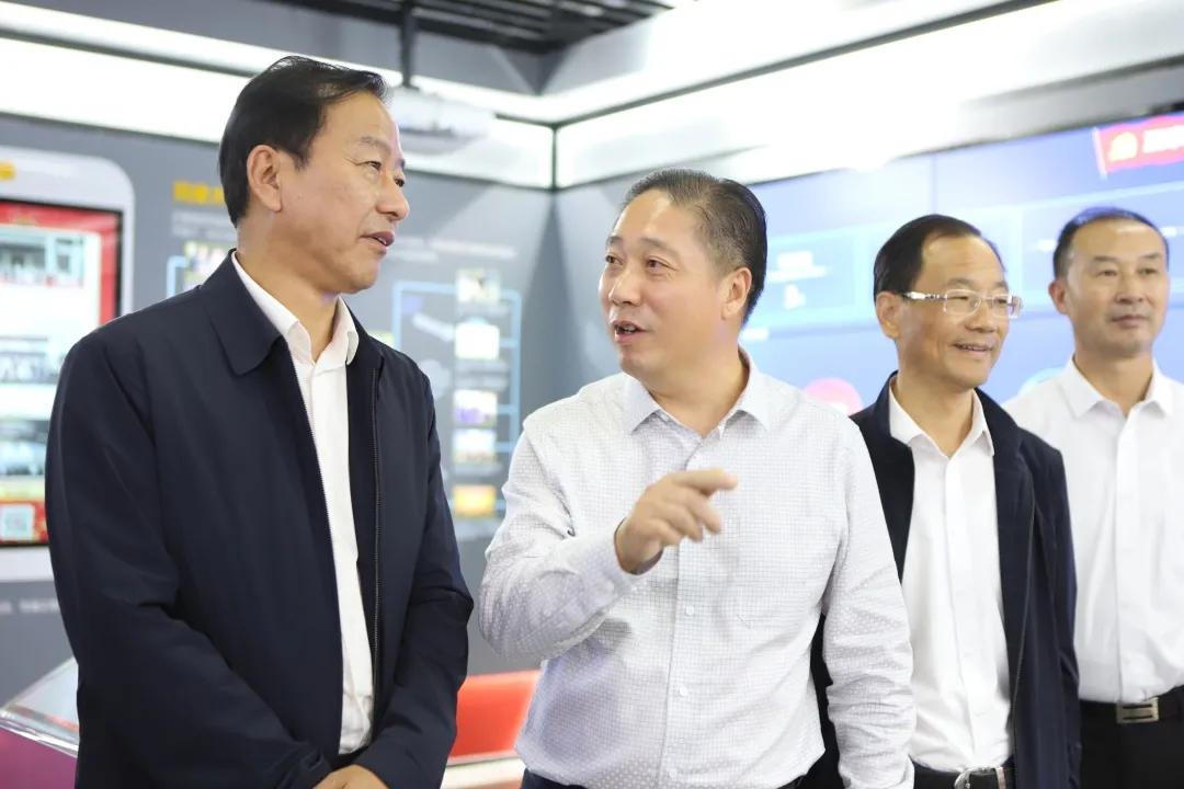 七台河市政协主席张建伟点赞正泰工业物联网