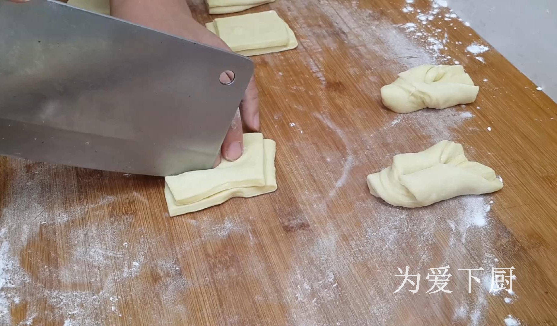 2個雞蛋，半斤麵粉，鍋裡炸一炸，鬆軟又香甜，比麵包油條還好吃