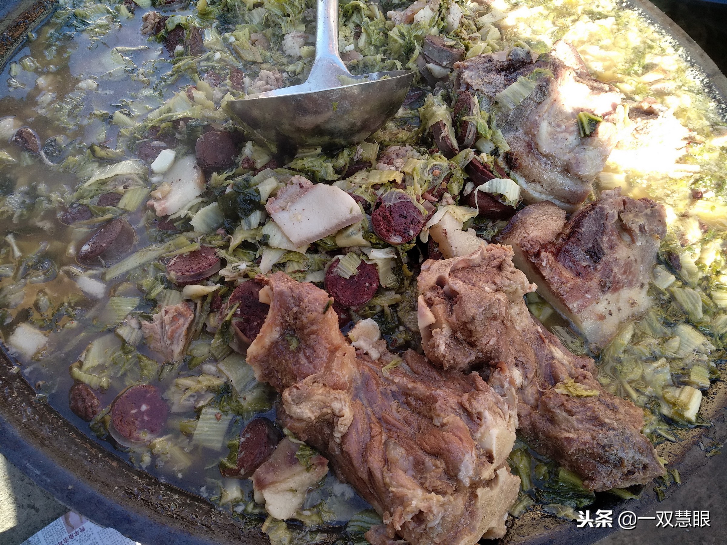 猪血肠杀猪菜那是北方人的最爱，杀猪菜猪血肠的制作过程很复杂的